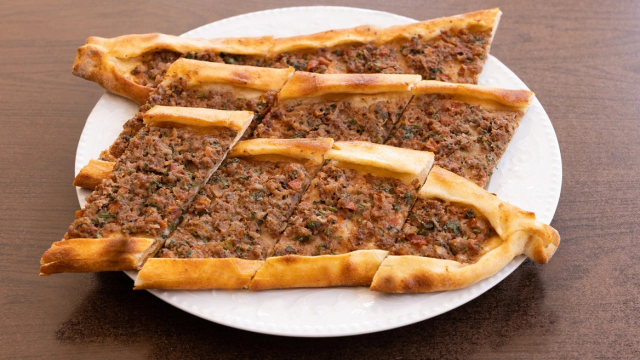 Ev Usulü Kıymalı Pide