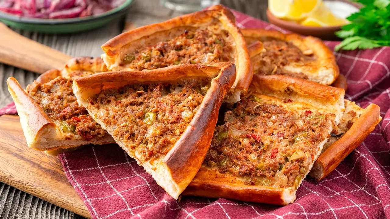 Ev Usulü Kıymalı Pide