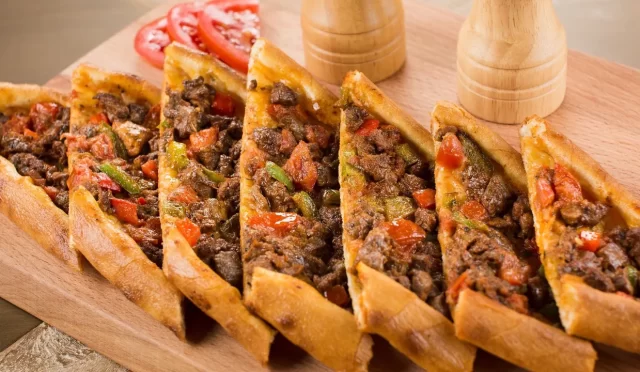 Ev Usulü Kıymalı Pide 4 Aşamada Tarifi